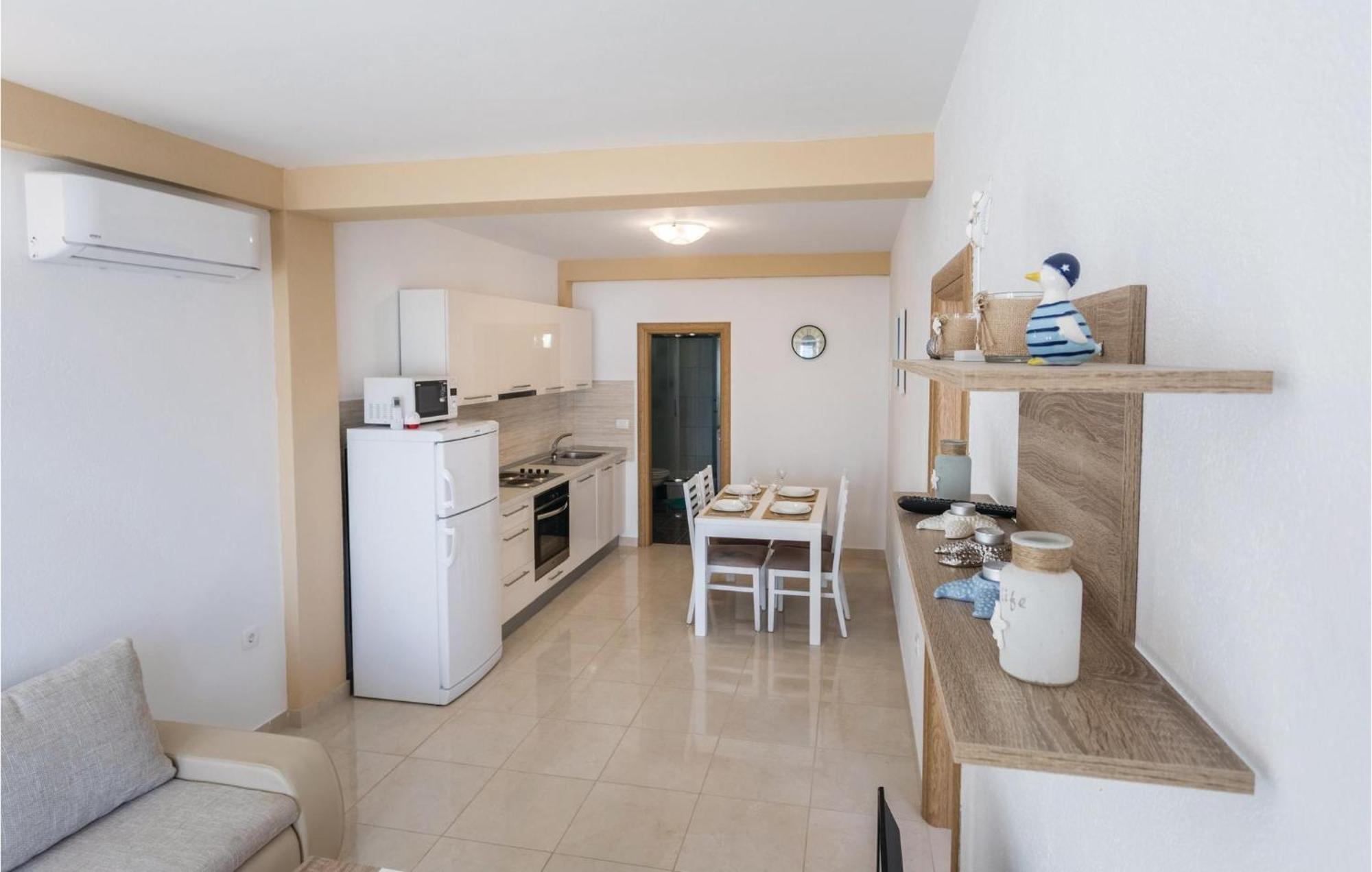 1 Bedroom Amazing Apartment In Komarna Klek Eksteriør bilde
